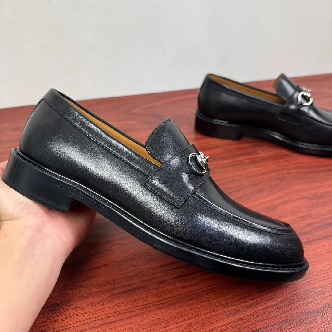 Batch 980 Gucci/Gucci new men's loafers with horsebit buckle! These classic loafers, embellished with a horsebit buckle, embody timeless elegance and pay homage to the brand's rich heritage. The carefully crafted leather sole and semi-circular toe inject new charm into the entire design. Iconic accessories and metal buckle finishes complement each other, classic loose fit, solid color leather highlights the simple and rustic temperament. Select high-quality leather. Pay attention to the details of the leather material. The texture is bright. The leather has excellent toughness. It is soft, comfortable and durable. The dyed calfskin lining has uniform and fine holes, soft and comfortable. The thickened leather outsole and the composite rubber bottom sheet at the heel are extremely comfortable, wear-resistant and non-slip. It is the first choice for light weight. It is versatile and luxurious, and comes with a full set of packaging! Size: 39-40-41-42-43-44 leather shoe size (can be customized to 38.45.46) Item number: 812158 black cowhide